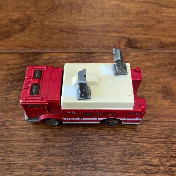 Vintage 1991 Matchbox Red Paramedic Rescue Mack Auxillary Power Truck Toy Car - Picture 7 of 8